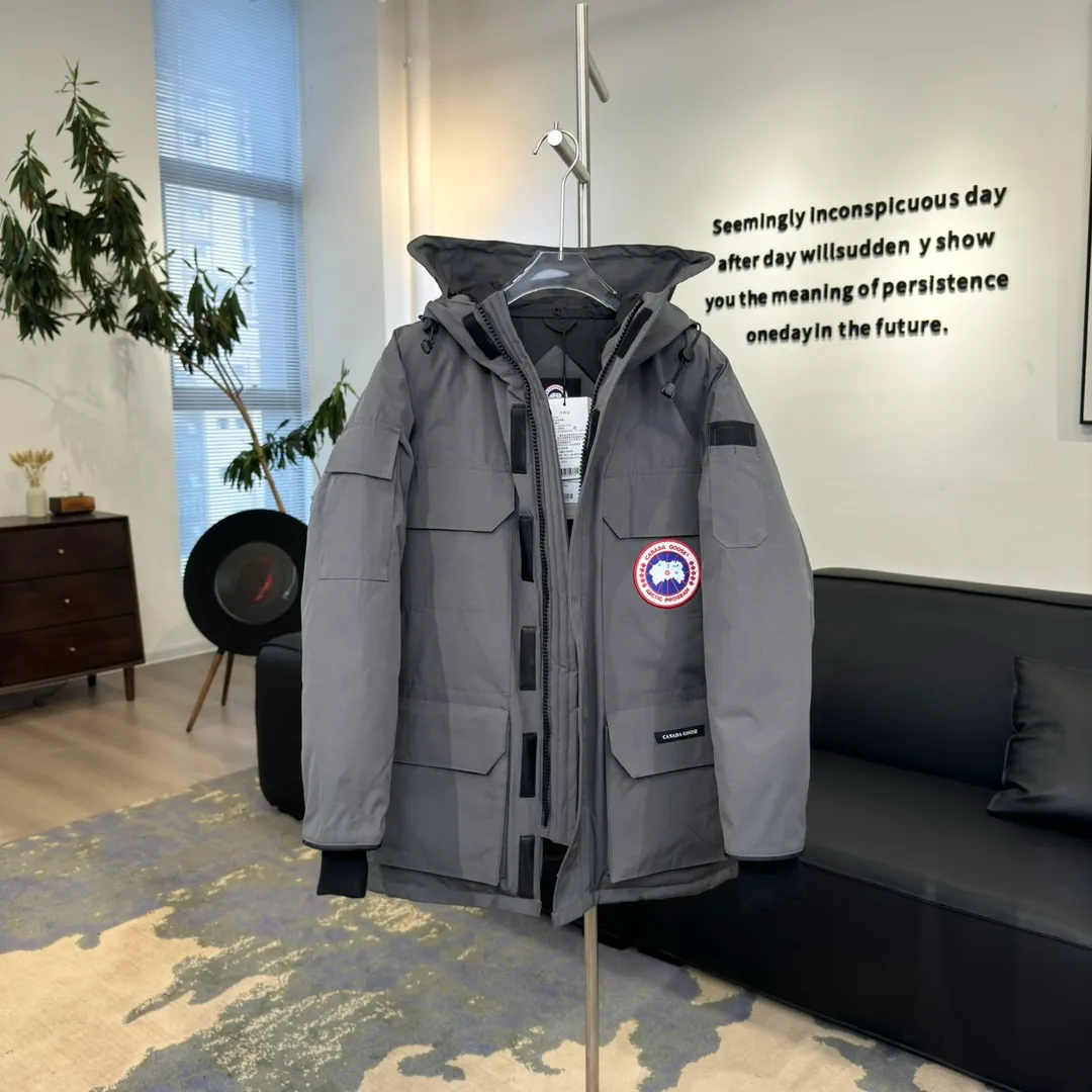 P800 🇨🇦Canada Goose "Canada Goose" 🇨🇦 Beichen White / 08 Expedition Parka 4660M Product color: black, off-white, red, sand pink, sky blue, graphite gray, Beichen white, navy, sky blue, gray camouflage gray black label Product size: XS, S, M, L, XL, XXL The Expedition was originally a parka designed for scientists at the McMurdo Research Station in Antarctica. Whether your next journey takes you into the frozen urban jungle or across uncharted ice fields, wear Canada Goose's Expedition Parka and get proven results year after year in Antarctica by the National Science Foundation's Center for Polar Research.  Material list: 1⃣ Uses Y-shaped Velcro imported from Taiwan (exclusive in the market) 2⃣ Uses 18-count polyester-cotton blended fabric imported from South Korea (authentic synchronized fabric) 3⃣ National standard 80% white duck down, (zp uses 80% white duck down/90% of all boasts are fake) 4⃣ Western Canadian coyote hair (non-market dyed fox hair filled with wolf hair) Material analysis characteristics: 1⃣ The original/polyester-cotton fabric has a high polyester fiber content, and the polyester-cotton fabric has high heat and light resistance and good stability. It has bright colors, high fiber strength, durability, light resistance, heat resistance, and straightness. 2⃣ As we all know, the original version uses 80% white duck down. The fill power refers to the cubic inches of volume occupied by each ounce (30 grams) of down under certain conditions. If one ounce of down occupies 500 cubic inches, the fill power of the down is 500. So we can simply understand it as: fill power is the volume of down, and the volume of down is fill power. The higher the fill power of down, it means that under the same filling amount, down can fix a larger volume of air layer to keep warm and insulate, so the warmth retention of down is better. 3⃣ Western Canadian coyote hair, "large range of selected neck hair" is soft and fluffy, each wolf hair is 60-63 long / 14-16 wide at the peak, this width + preferred parts. It is basically unmatched by the same industry